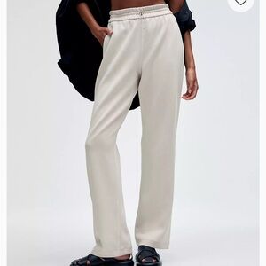 Lululemon Softstreme High-Rise Pant
Regular